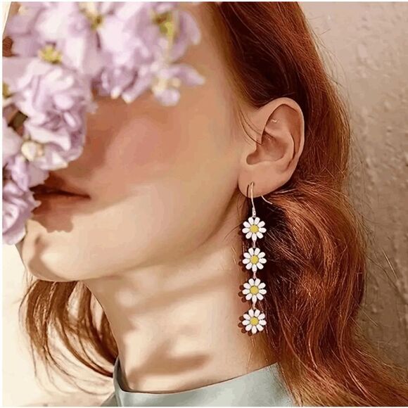 Brand New White and Yellow Daisy Flower Dangle Drop Earrings - Picture 3 of 3